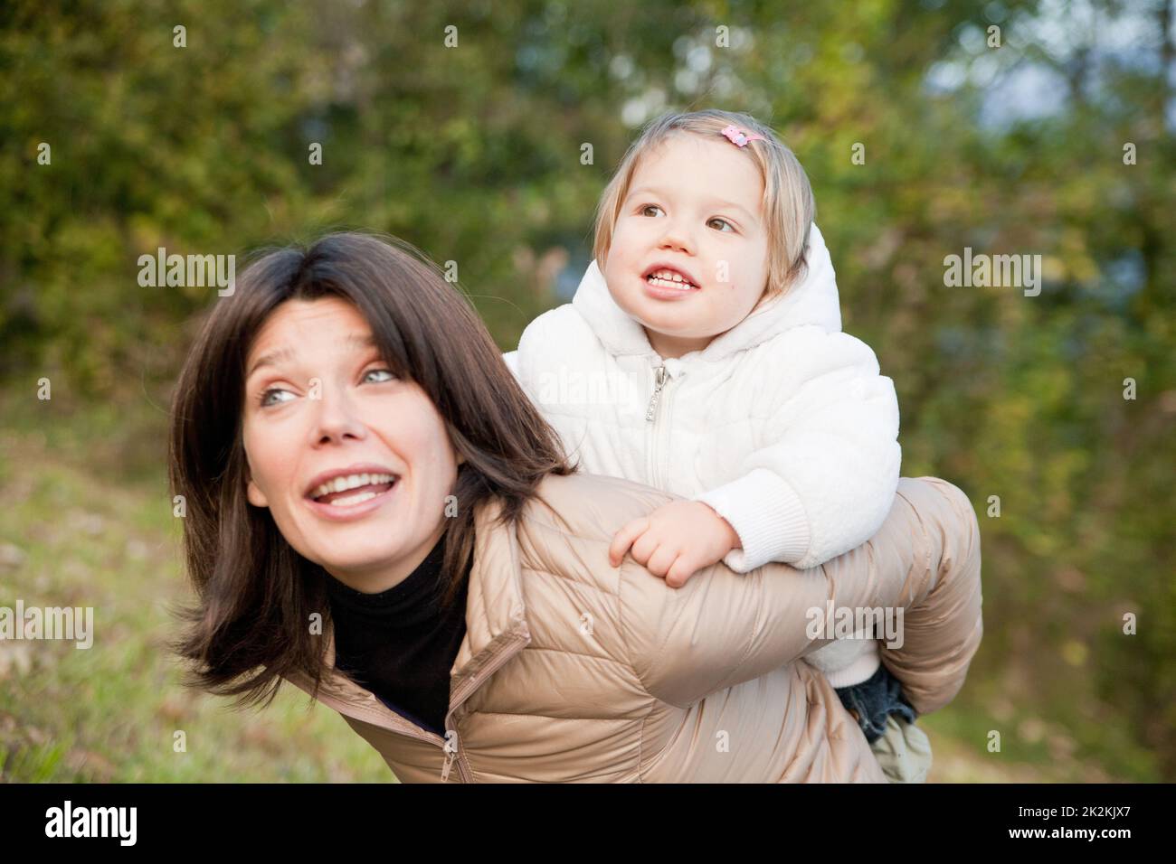 giro in piggyback di piccola figlia Foto Stock