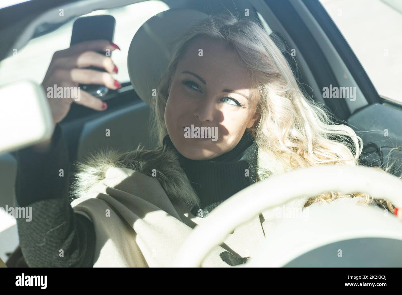 Giovane conducente narcisista che prende un selfie Foto Stock