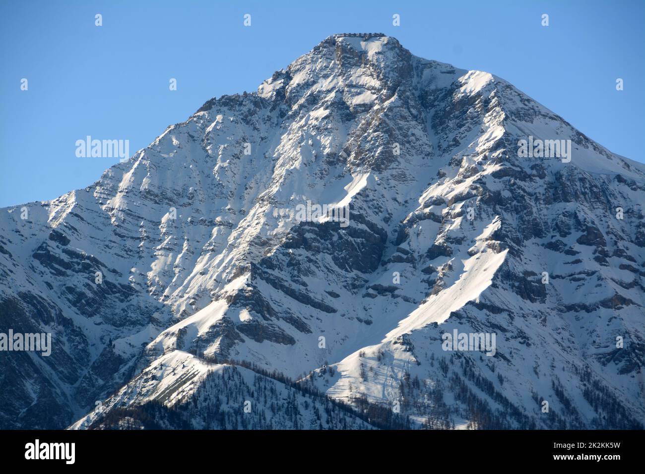 Il Monte Chaberton è alto 3,131 metri ed è una montagna nelle Alpi Cottiane, situata nel dipartimento francese delle Hautes-Alpes, ma si affaccia sulla Susa Foto Stock