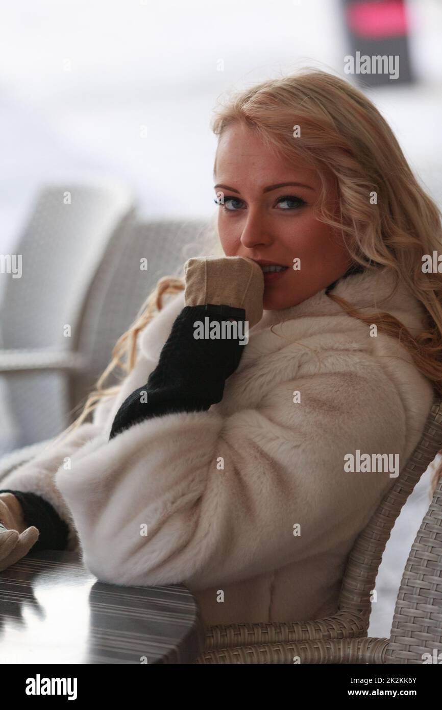 Bella giovane donna bionda in caldo vestito invernale Foto Stock