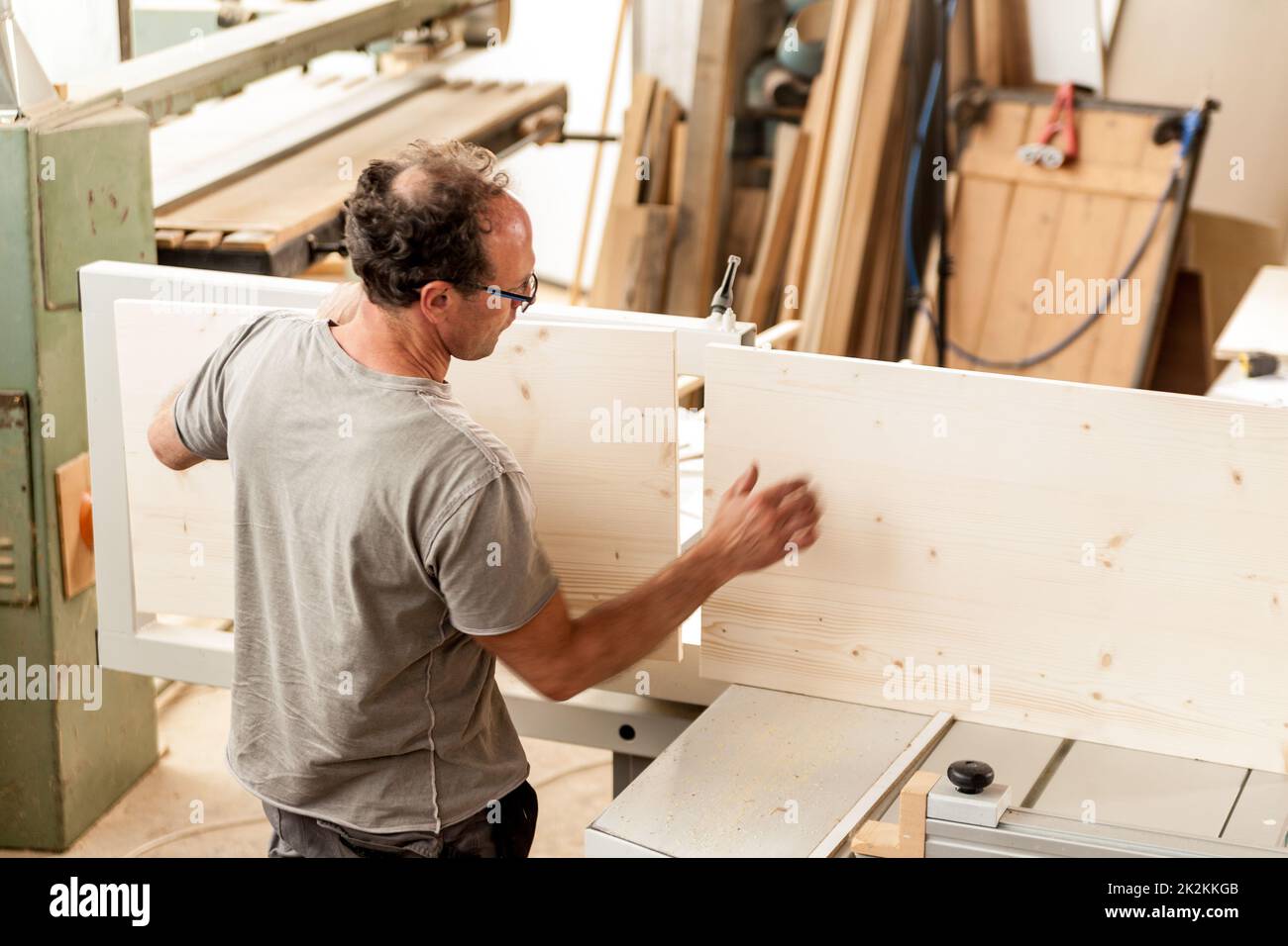 woodworker che monta un pezzo di arredamento Foto Stock