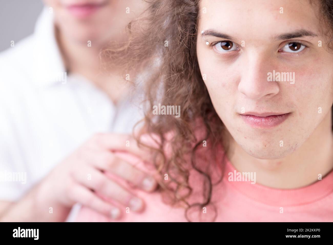 giovane gay che guarda direttamente a te Foto Stock