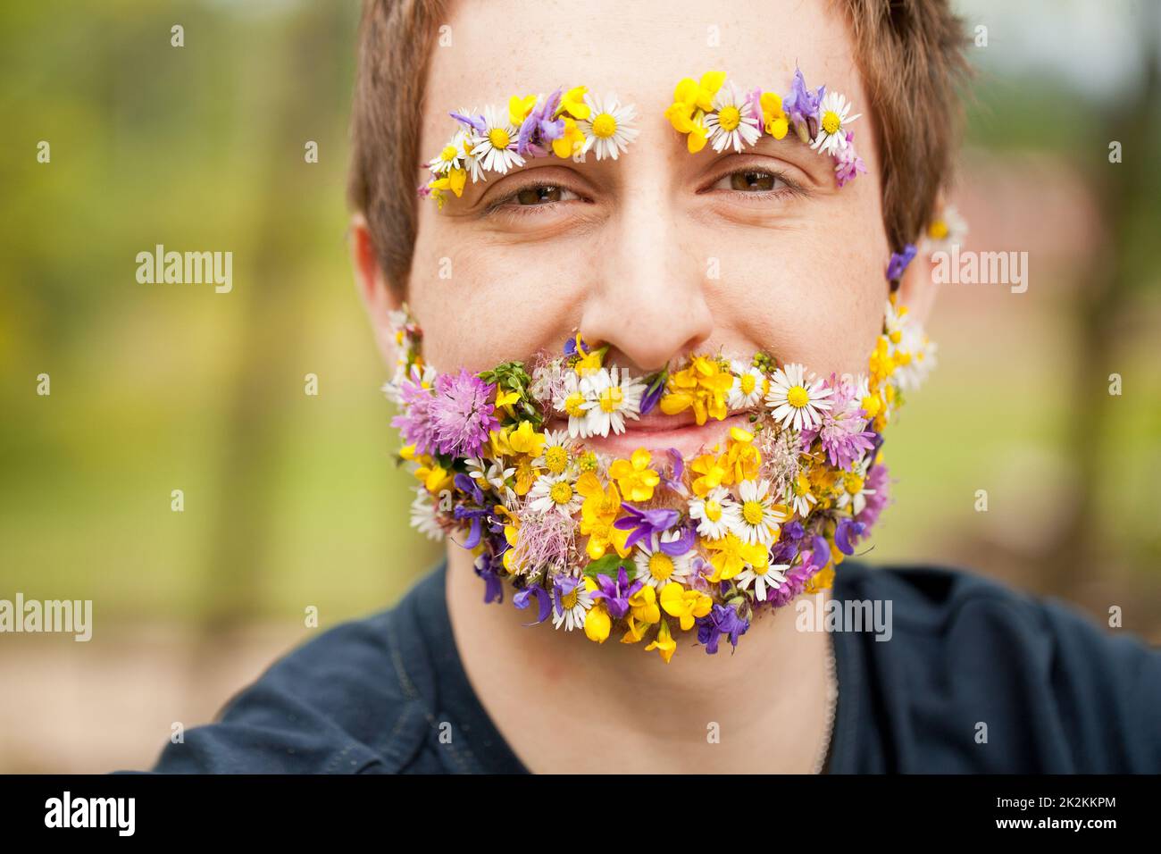 uomo felice con barba e sopracciglia fiorite Foto Stock