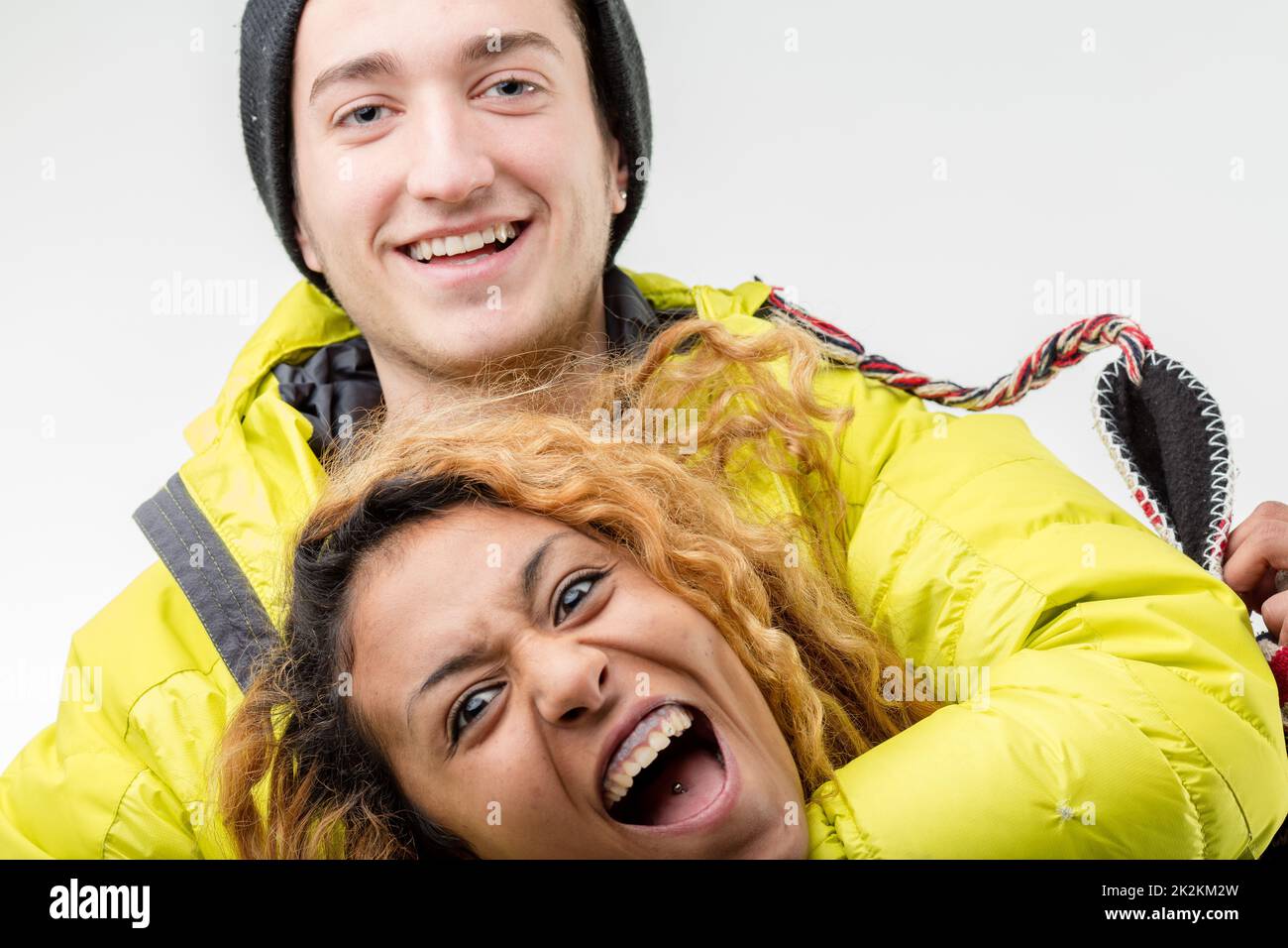 ragazzo bianco e ragazza nera scherzando ad una festa Foto Stock