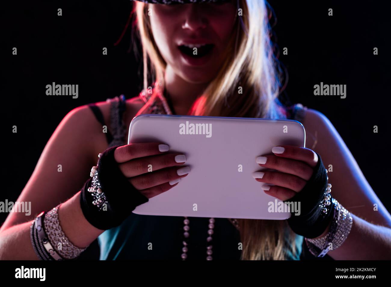 donna che ama contenuti digitali su un tablet Foto Stock