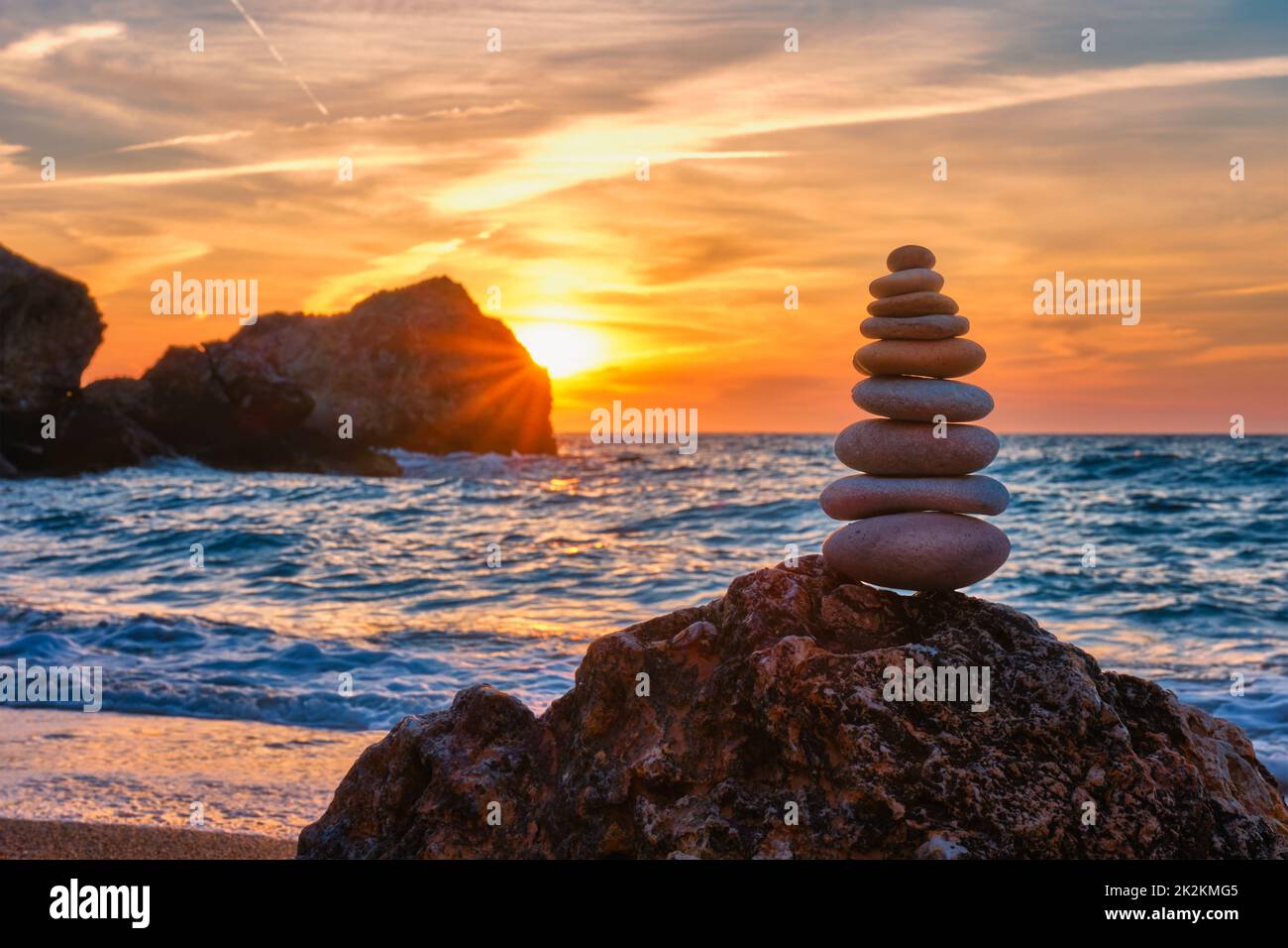 Concetto di equilibrio e armonia - pila di pietre sul spiaggia Foto Stock
