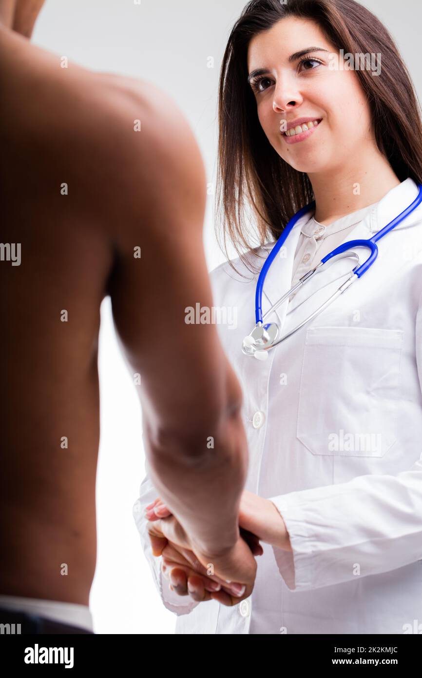 medico curante di un paziente afro-americano Foto Stock