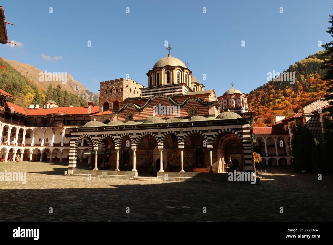 Vista pittoresca sul cortile del Monastero di Rila con la sua chiesa principale Foto Stock