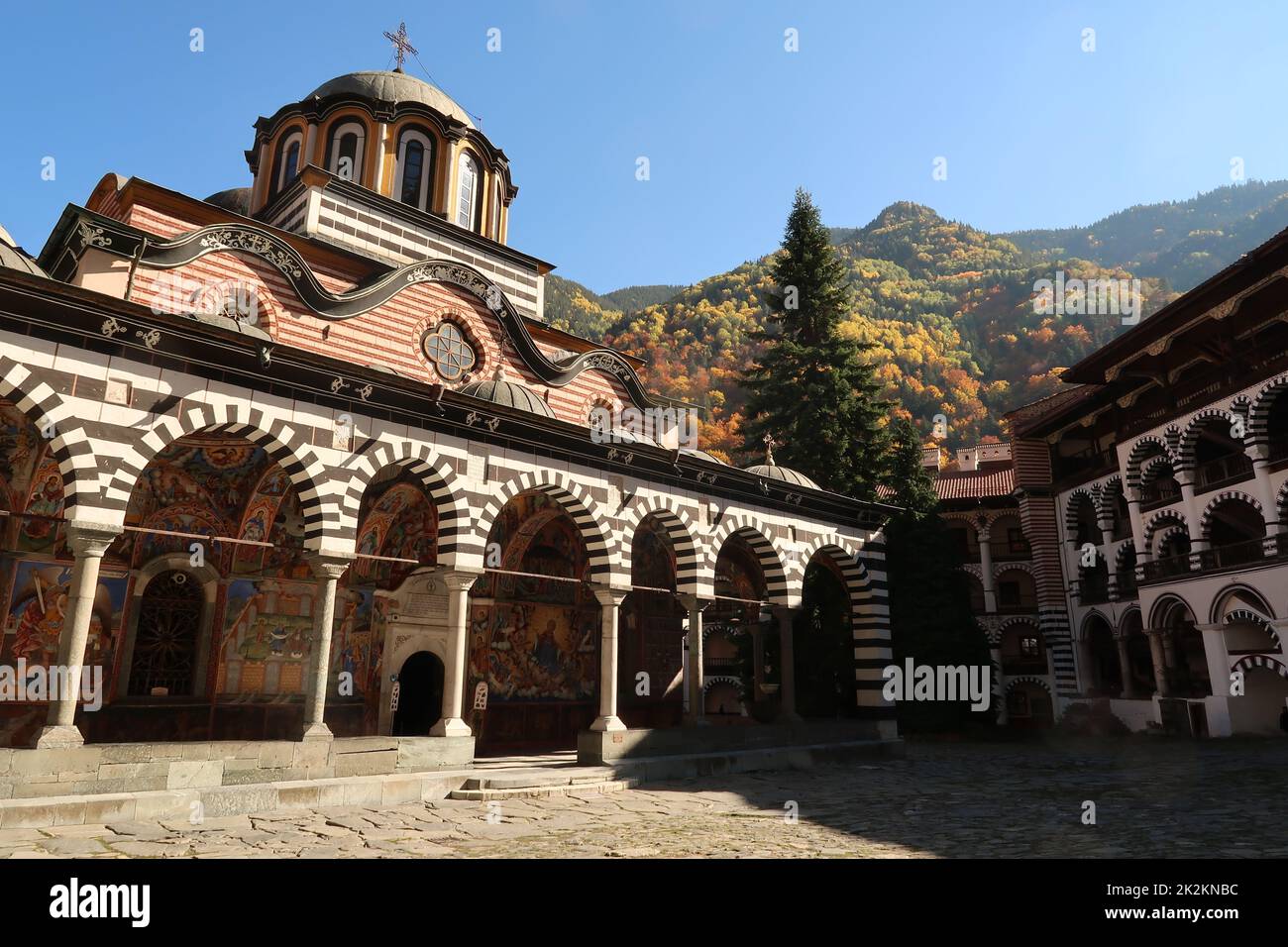 Vista sulla famosa Chiesa principale del Monastero di Rila in autunno Foto Stock