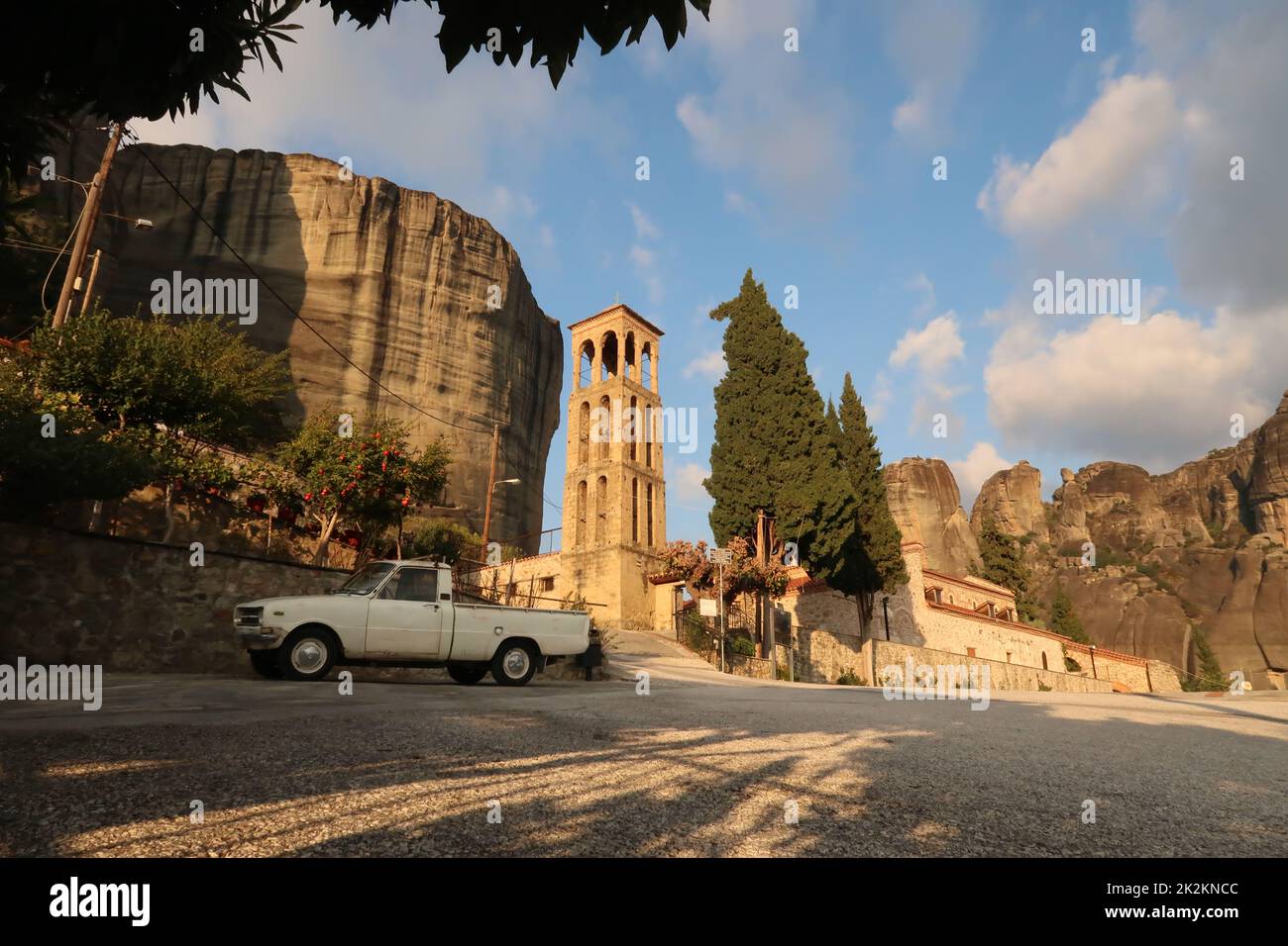 La Santa Chiesa della Dormizione della Vergine Maria nel centro storico di Kalambaka Foto Stock