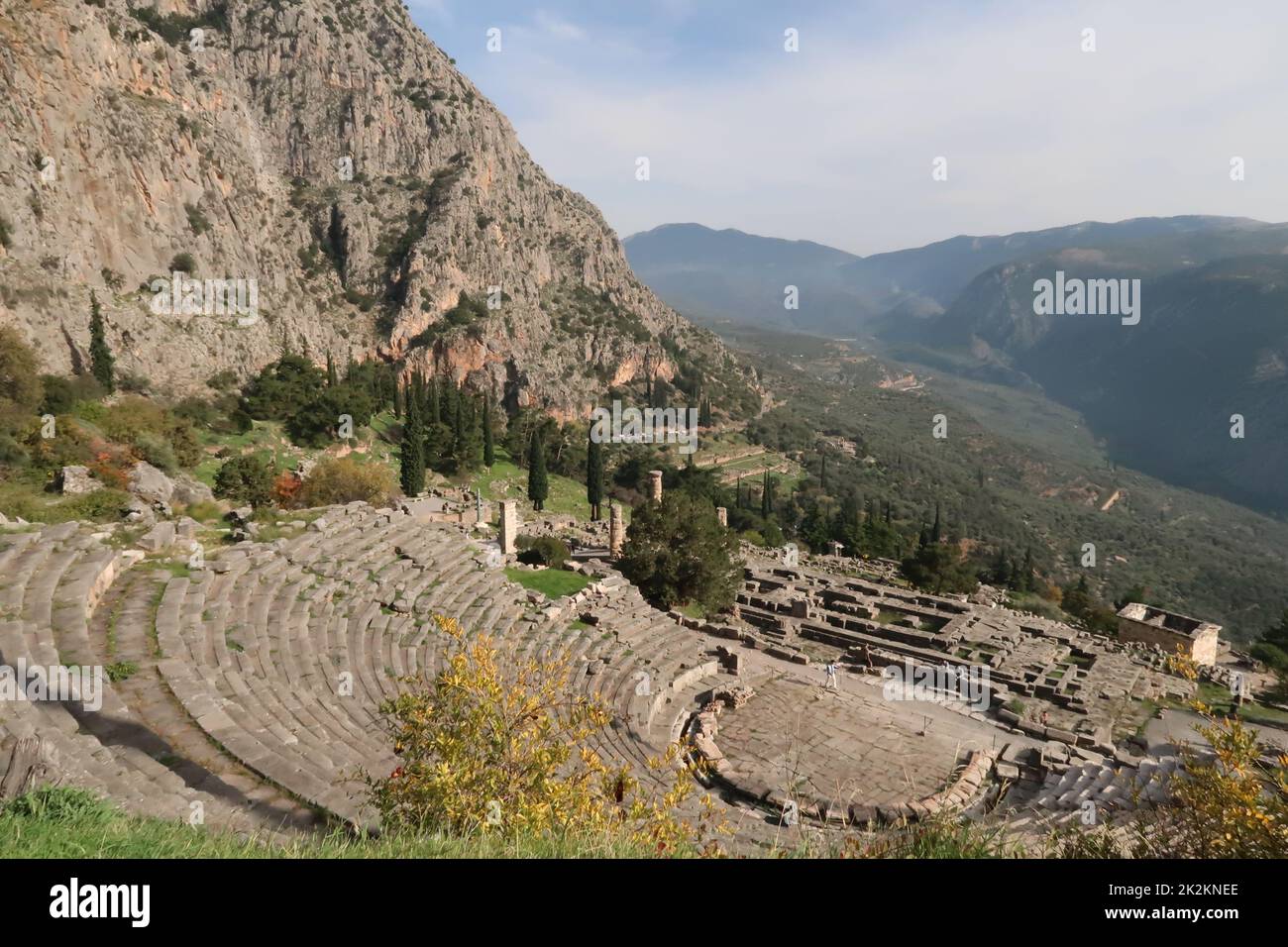 Splendida vista sul famoso teatro di Delfi e sullo spettacolare paesaggio dietro Foto Stock