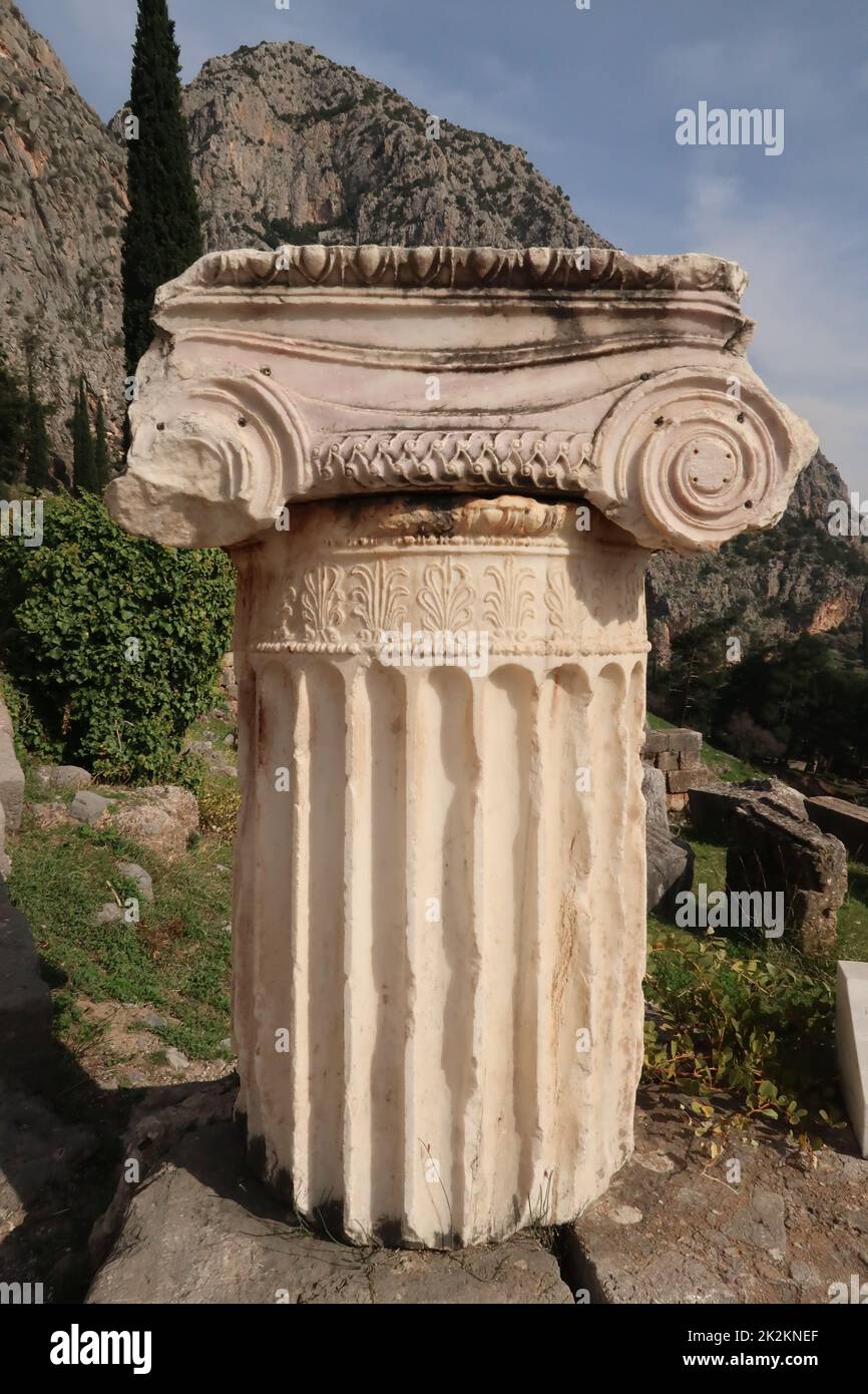 Parte rimanente di una colonna splendidamente decorata nell'antico sito di Delfi Foto Stock
