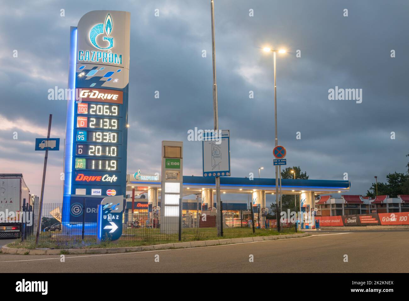 Gornja Toponica, Serbia - 6 giugno 2022: Listino prezzi presso la stazione di servizio Gazprom. Gazprom è una multinazionale dell'energia a maggioranza statale russa Foto Stock