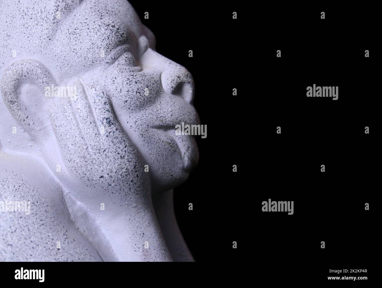 Statua di Gargoyle, primo piano su sfondo nero Foto Stock