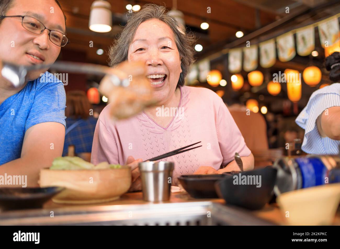 Felice madre e figlio che cena e festeggia la giornata delle madri al ristorante Foto Stock