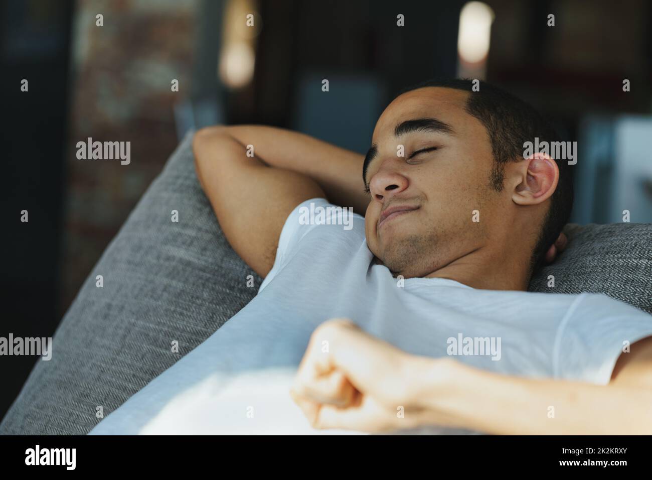 Esausto giovane uomo nero godendo di un sonnellino tranquillo Foto Stock