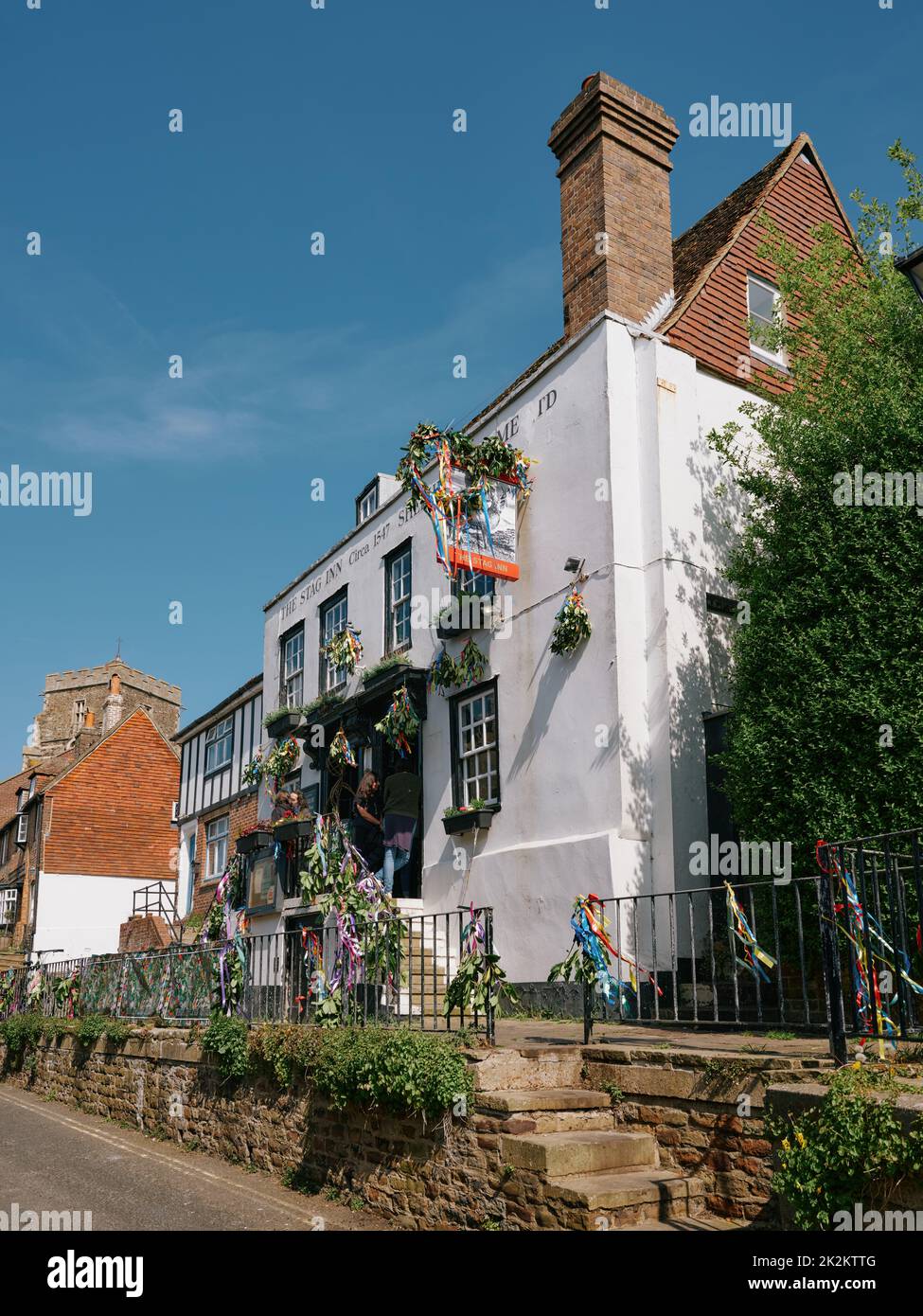 Il pub Stag Inn decorato per il festival Jack in the Green maggio 2022 - Hastings East Sussex Inghilterra Regno Unito Foto Stock