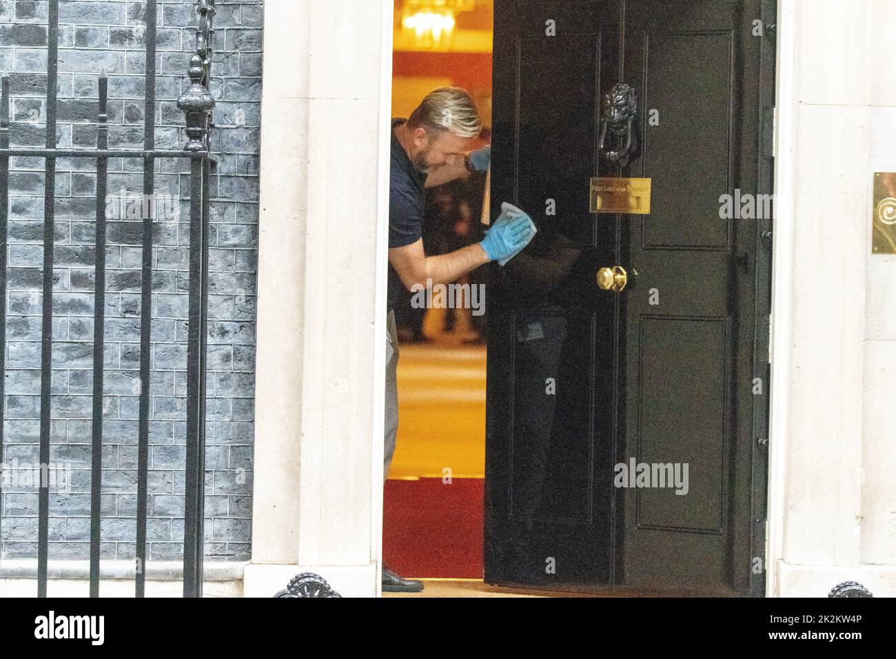 Londra, Regno Unito. 23rd Set, 2022. Man pulisce la porta d'ingresso di 10 Downing Street London. Credit: Ian Davidson/Alamy Live News Foto Stock
