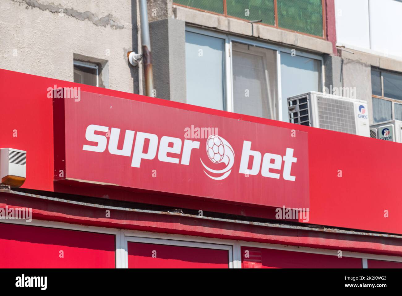 Timisoara, Romania - 8 giugno 2022: Logo e segno di Superbet bookmaker. Foto Stock