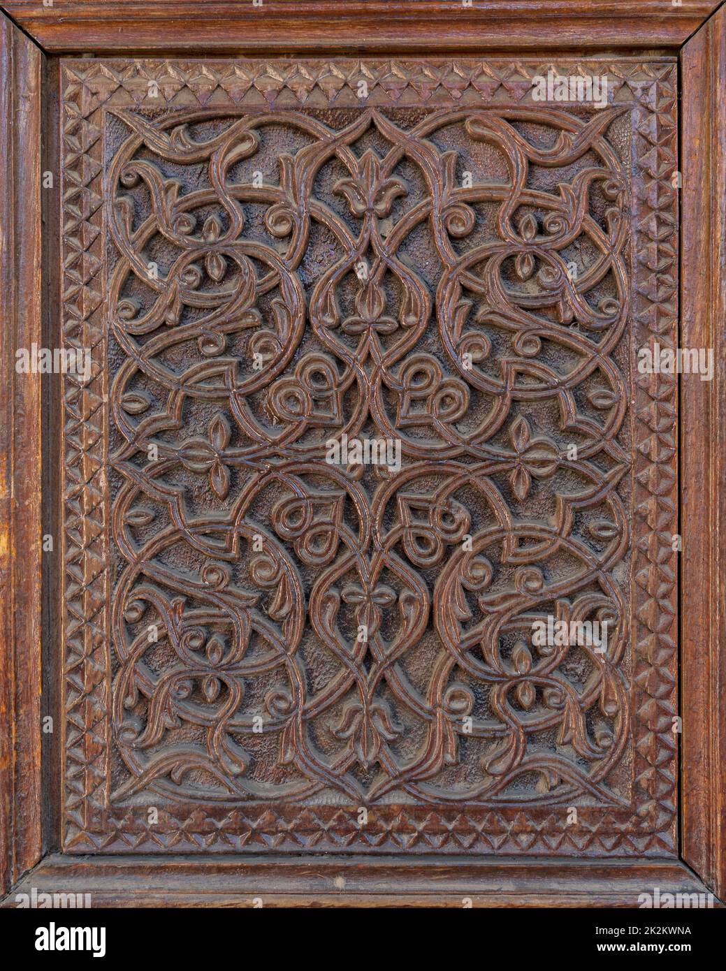 Vista in primo piano della bella scultura tradizionale in legno sulla porta antica con intricato design floreale e geometrico, Istaravshan, regione di Sughd, Tagikistan Foto Stock