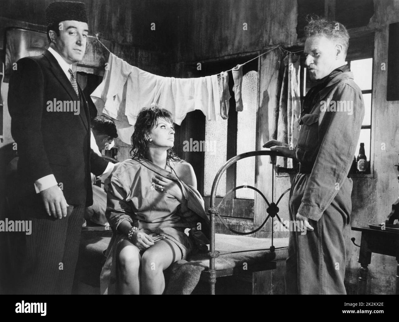 The Millionairess USA, 1960 regista: Anthony Asquith Anthony Asquith sul set con Sophia Loren e Peter Sellers Foto Stock
