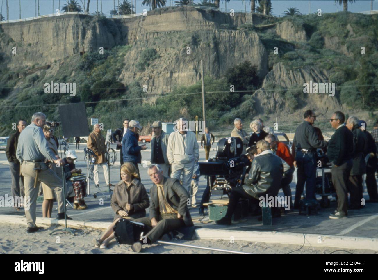 Point blank USA, 1967 Lee Marvin, Angie Dickinson sul set. Sullo sfondo, il regista John Boorman con l'equipaggio. Foto Stock