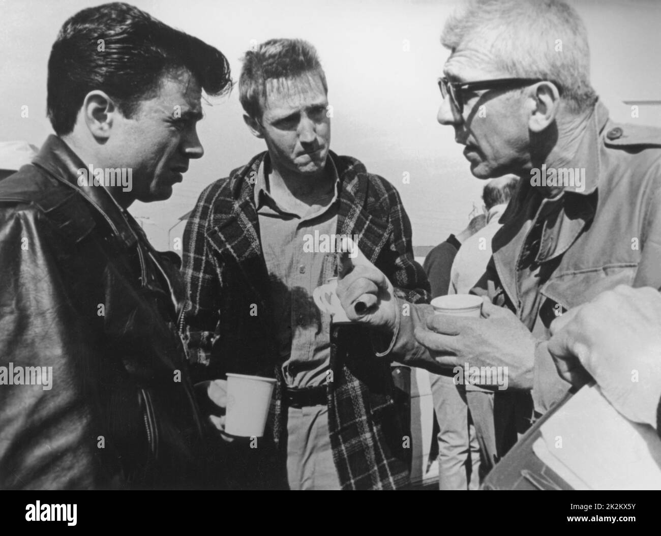 Richard Brooks con James Mason sul set di Lord Jim USA, 1965 basato sul romanzo di Joseph Conrad Foto Stock