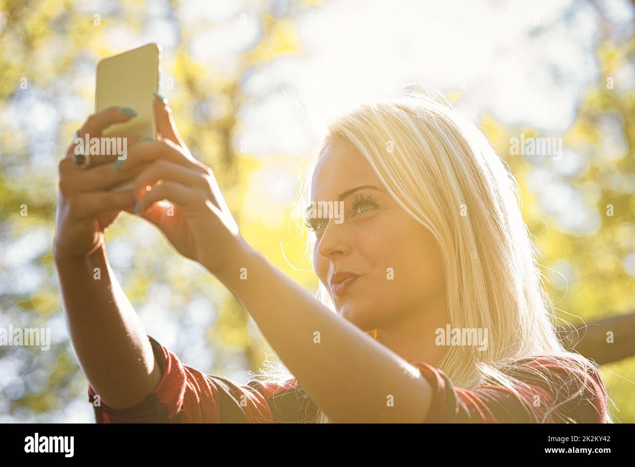 Immagine chiave alta di una giovane donna che prende un selfie Foto Stock