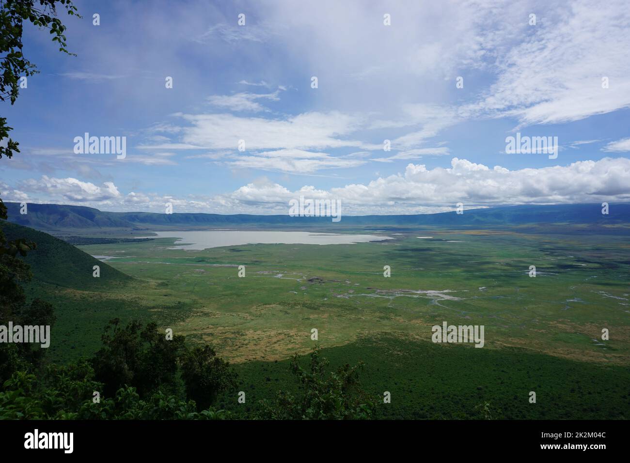 Spettacolare vista sul vasto Cratere di Ngorongoro con il Lago Magadi all'interno Foto Stock