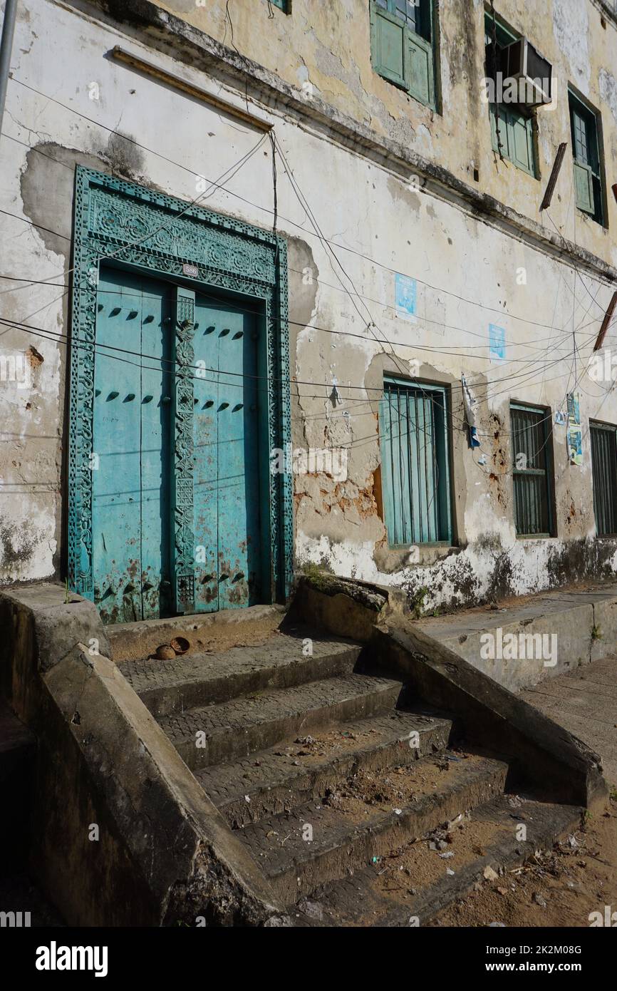 Porta in legno turchese riccamente ornata in Stone Town, Zanzibar Foto Stock