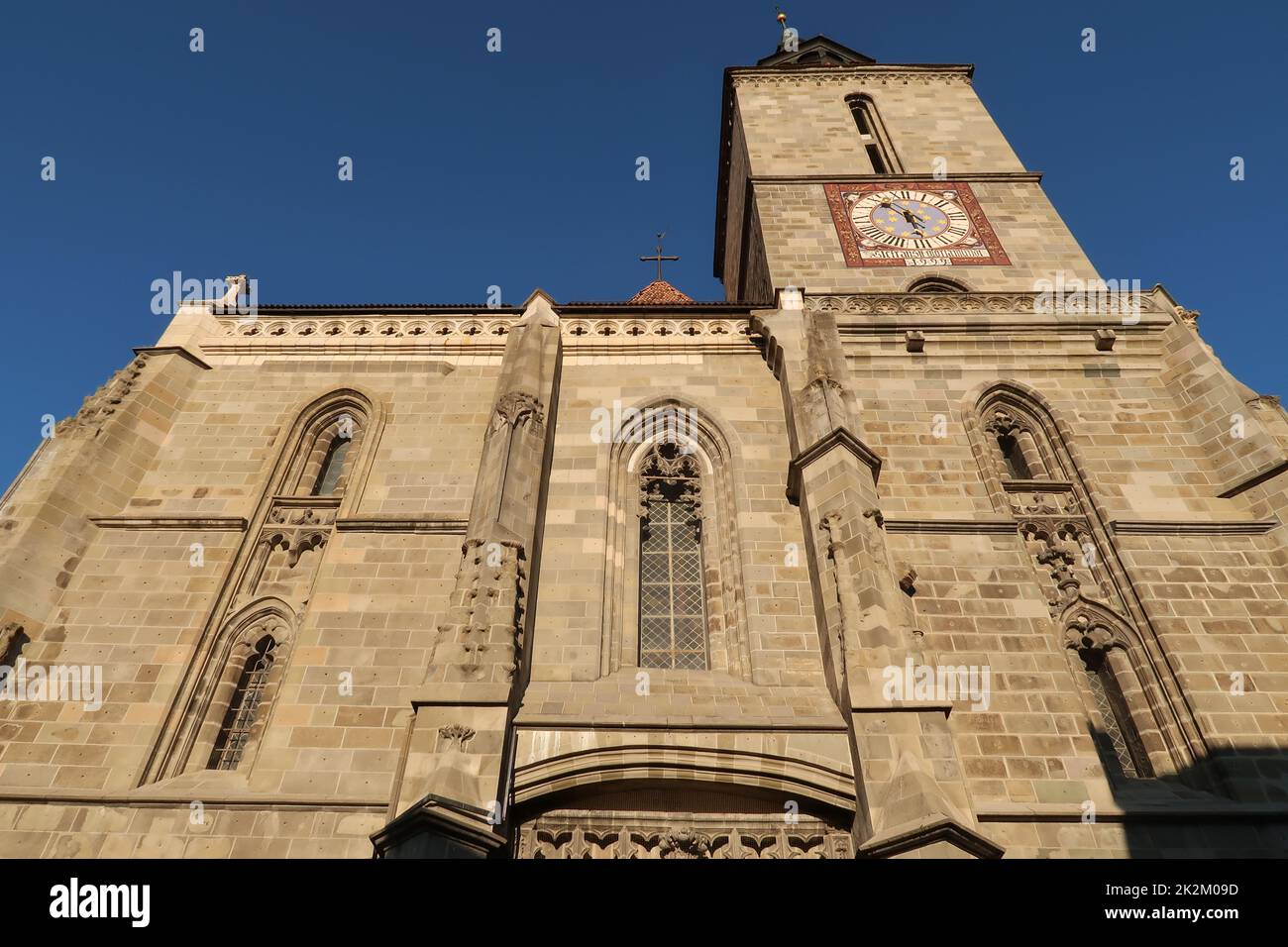 La facciata della Chiesa Nera a Brasov in una giornata di sole Foto Stock
