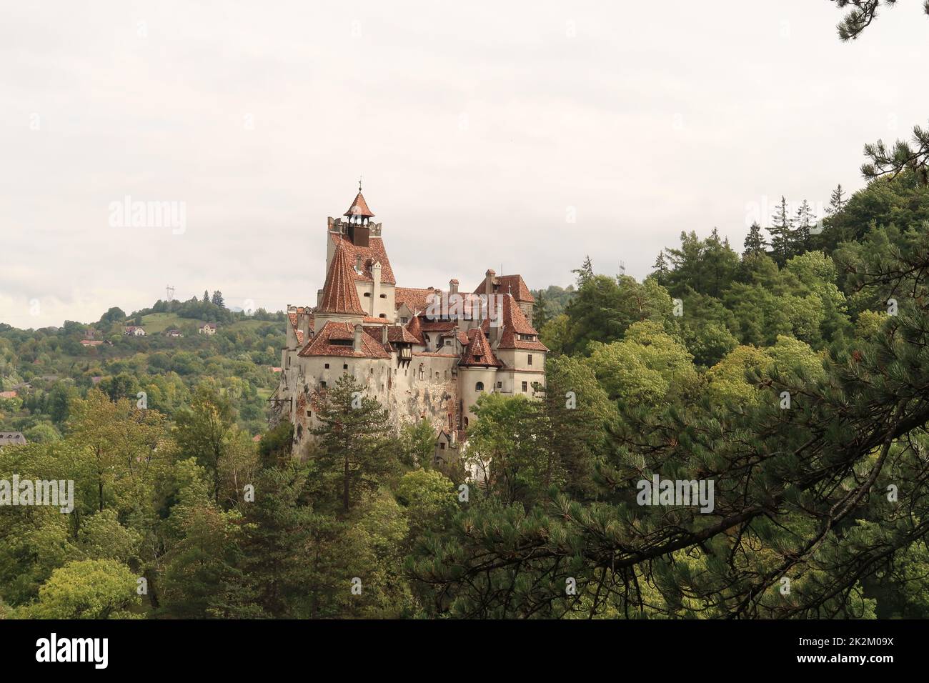 Vista mozzafiato sul castello di Bran in una giornata estiva Foto Stock