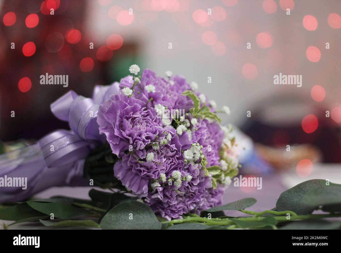 Viola bouquet nuziale a matrimonio con Bokeh Foto Stock
