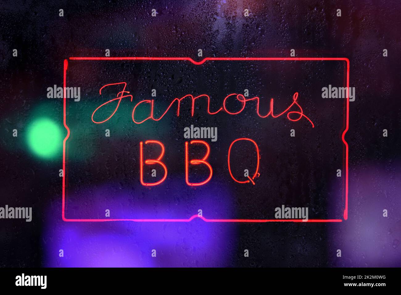 Vintage Famous barbecue Sign in finestra piovosa Foto Stock