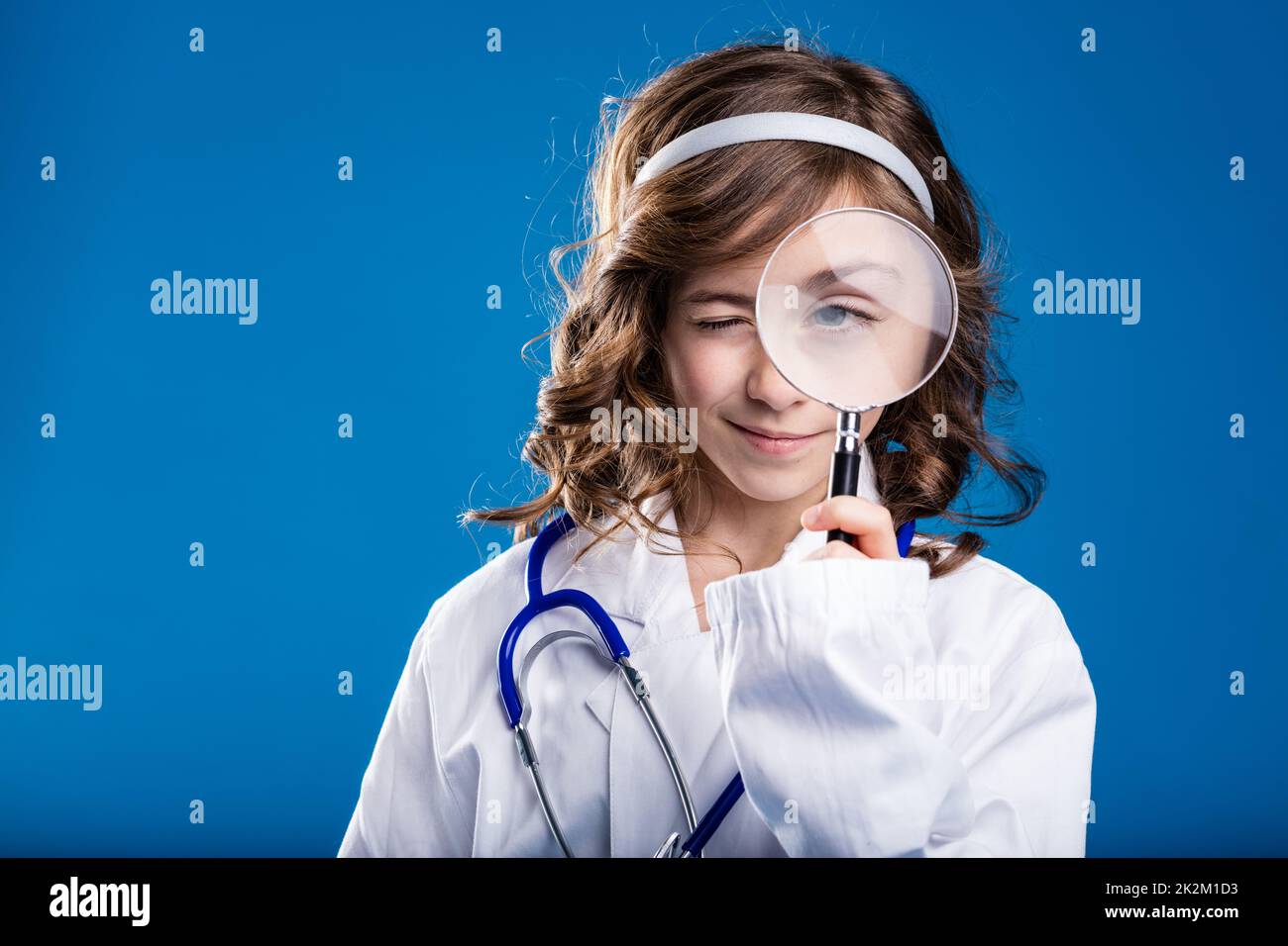 bambina che gioca come medico Foto Stock