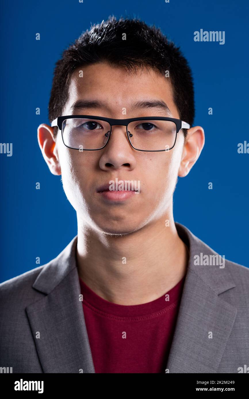 uomo asiatico discesa con occhiali ritratto Foto Stock