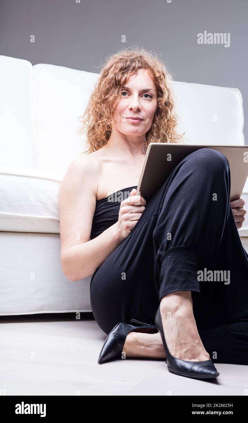 Donna di mezza età con struttura o tablet in mano Foto Stock