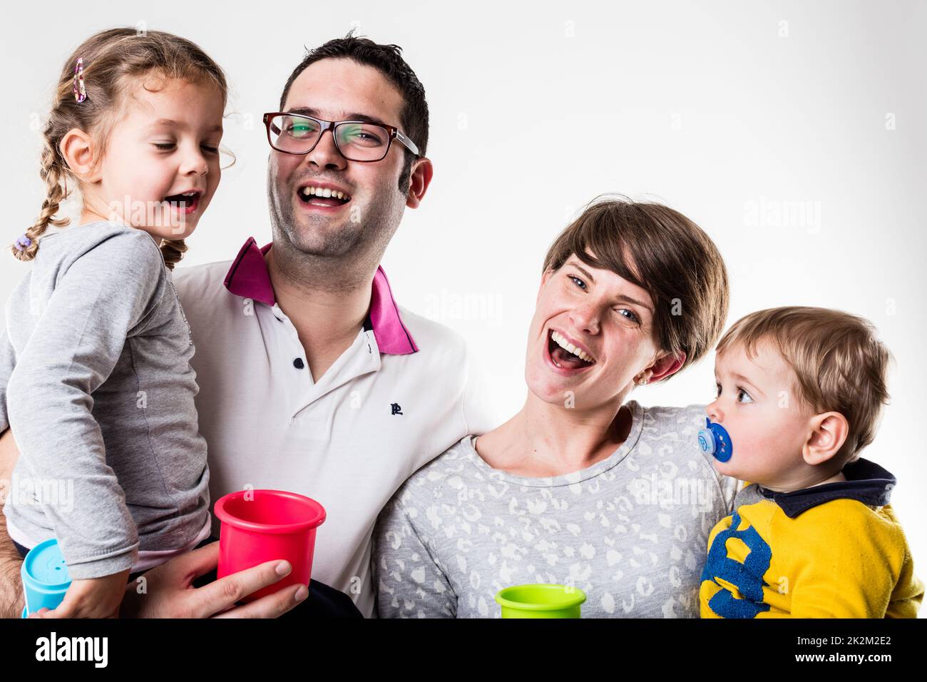 la famiglia canta con giocattoli colorati Foto Stock