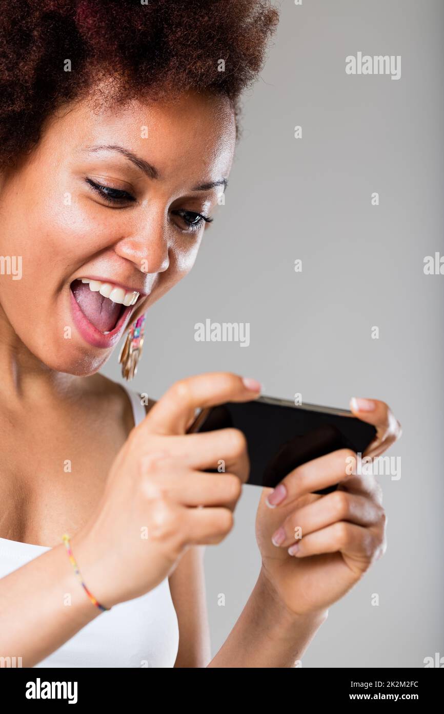 giovane donna che ama i contenuti digitali Foto Stock