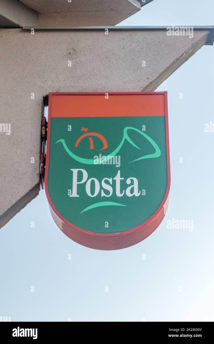 Nyiregyhaza, Ungheria - 11 giugno 2022: Logo della posta ungherese (Magyar posta). Foto Stock