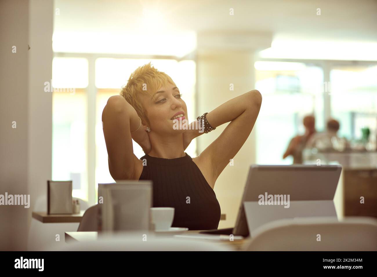Donna fiduciosa sognare il futuro in un ufficio moderno Foto Stock