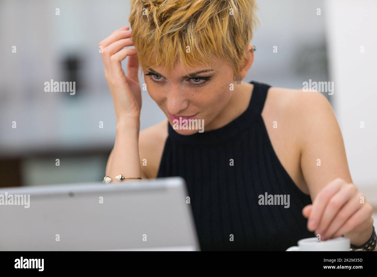 donna in oline datando su un internet point pubblico Foto Stock