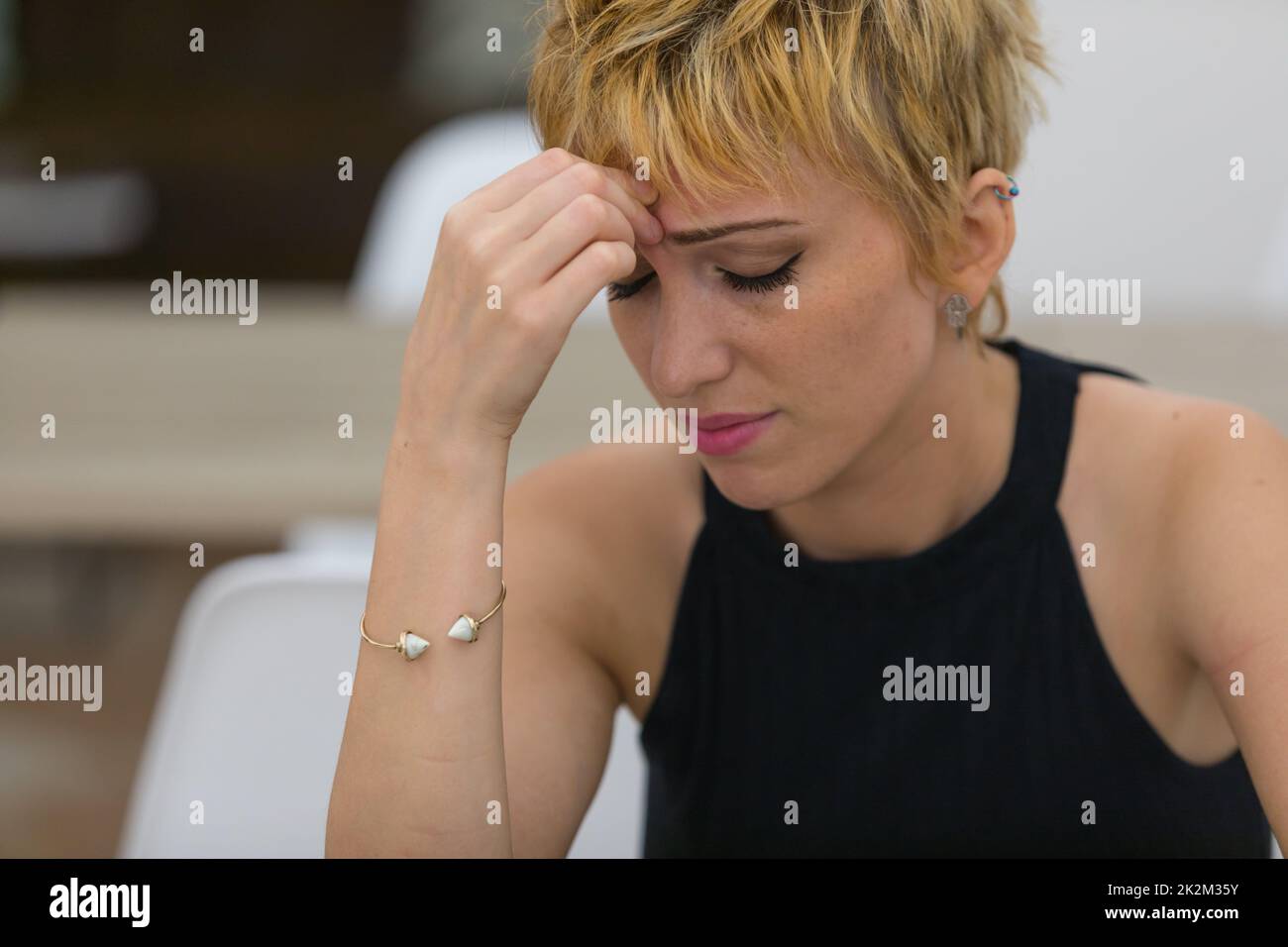Giovane donna preoccupata con mal di testa da tensione Foto Stock
