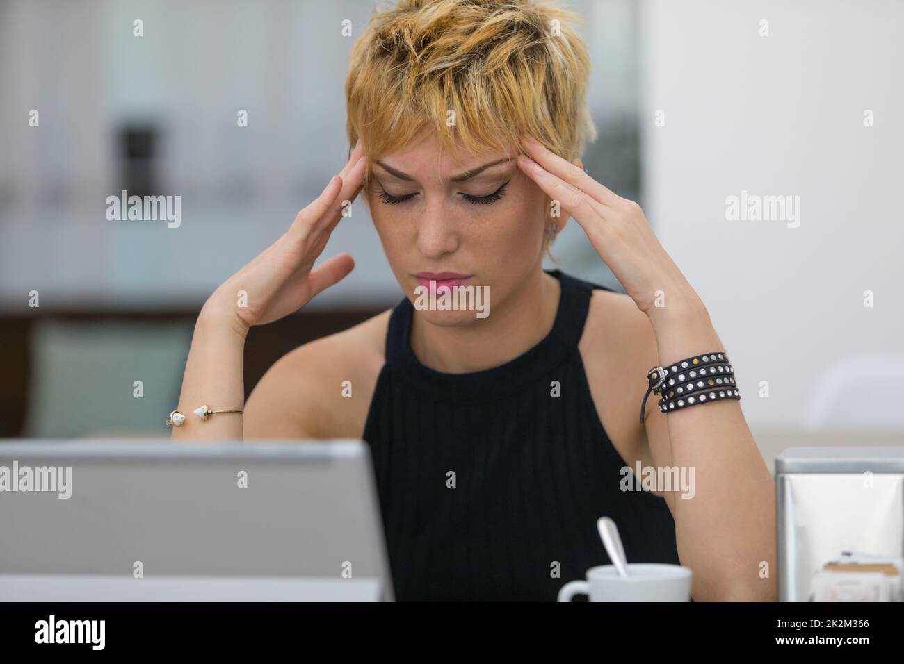 Attraente giovane donna elegante con un mal di testa Foto Stock