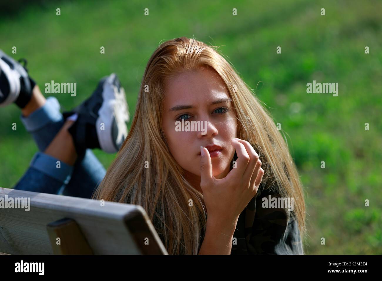 Confuso confuso giovane donna che guarda tranquillamente la telecamera Foto Stock