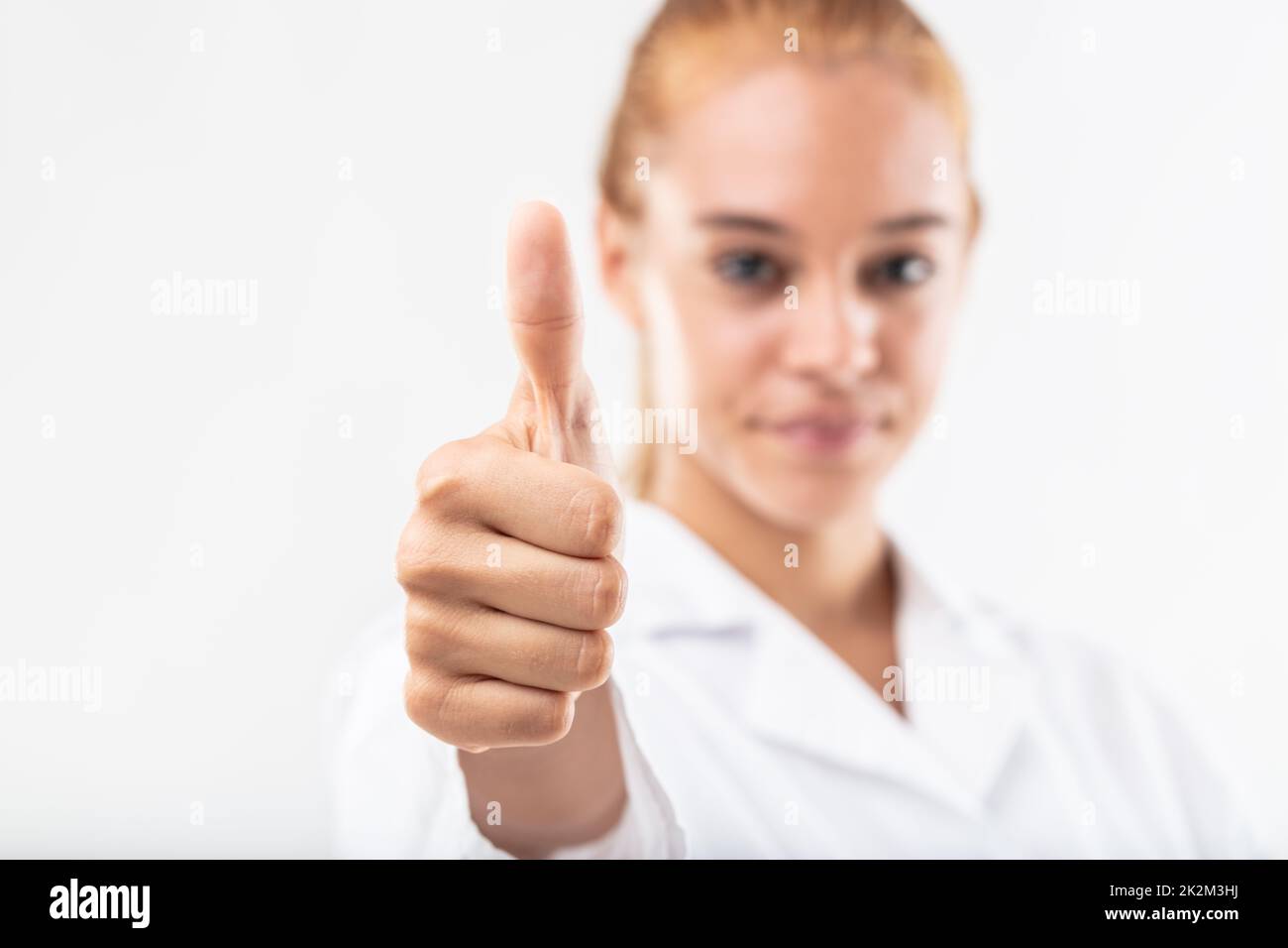 Giovane donna di successo che dà un gesto di pollice in su Foto Stock