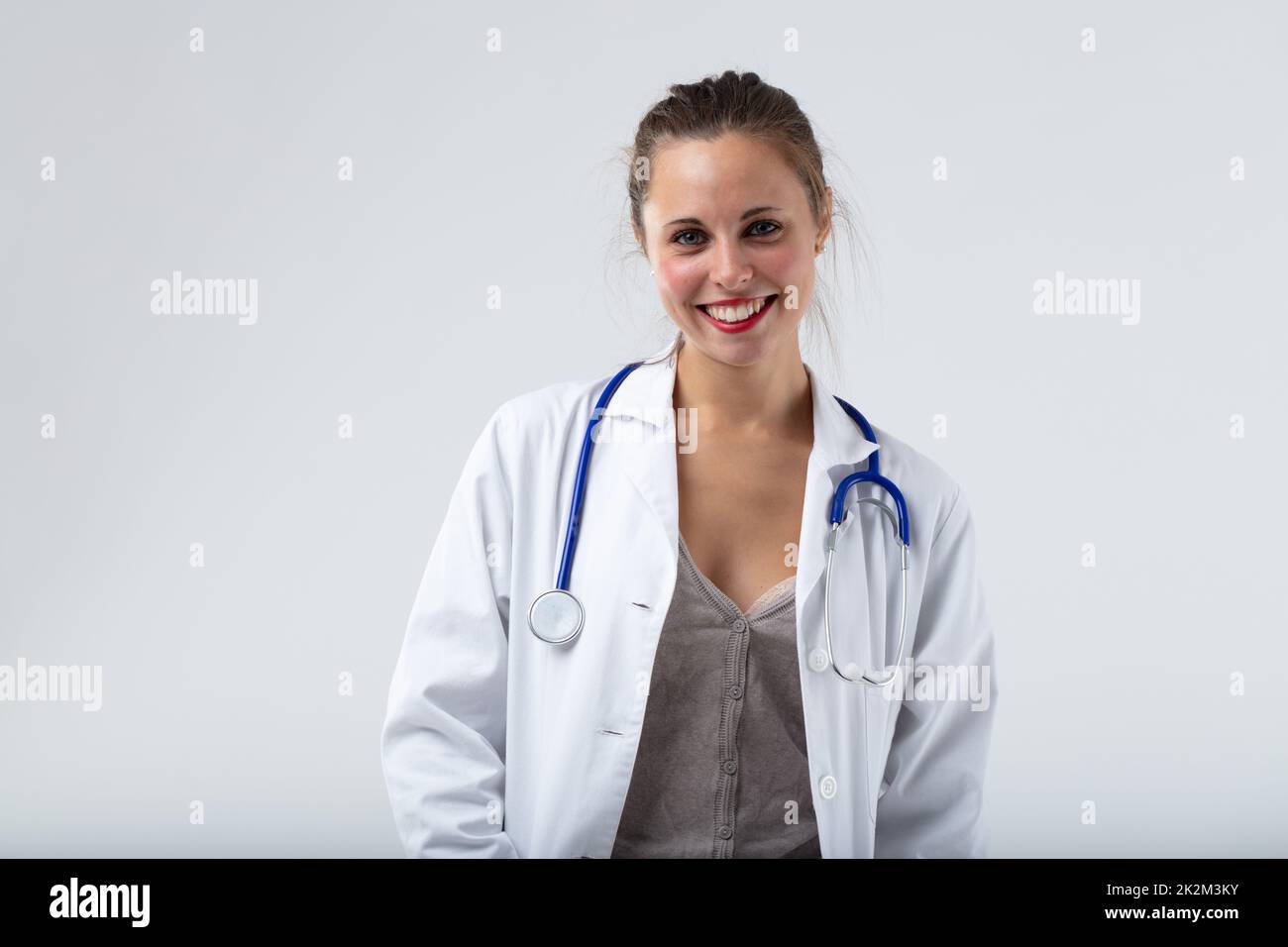 ritratto di una bellissima donna sorridente medico sorridente Foto Stock