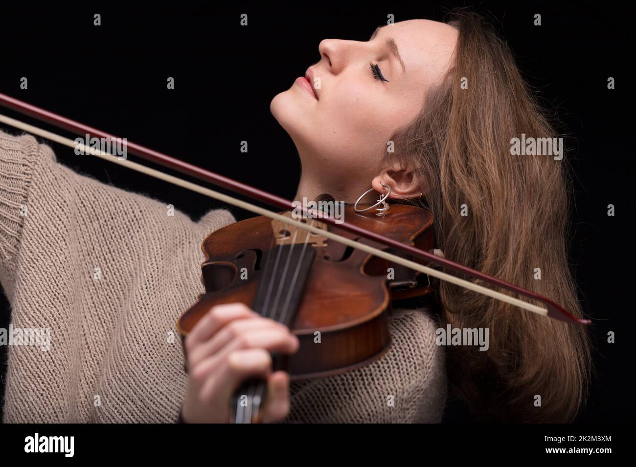 donna violinista che gioca con gli occhi chiusi Foto Stock