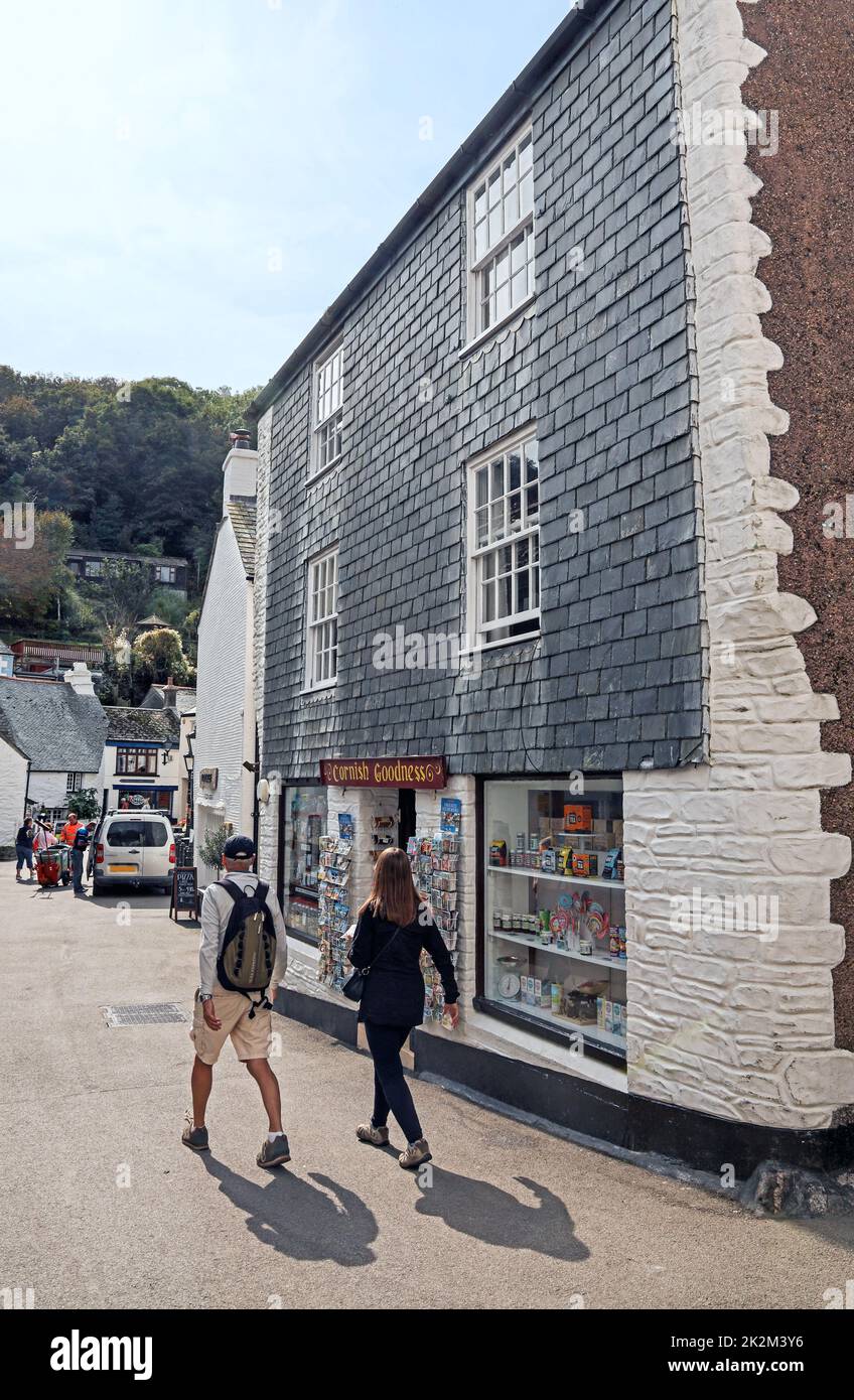 Cartoline sopravvissute in un mondo di immagini di smartphone immediatamente condivise in un negozio che offre la bontà della Cornovaglia in Polperro Cornovaglia Foto Stock