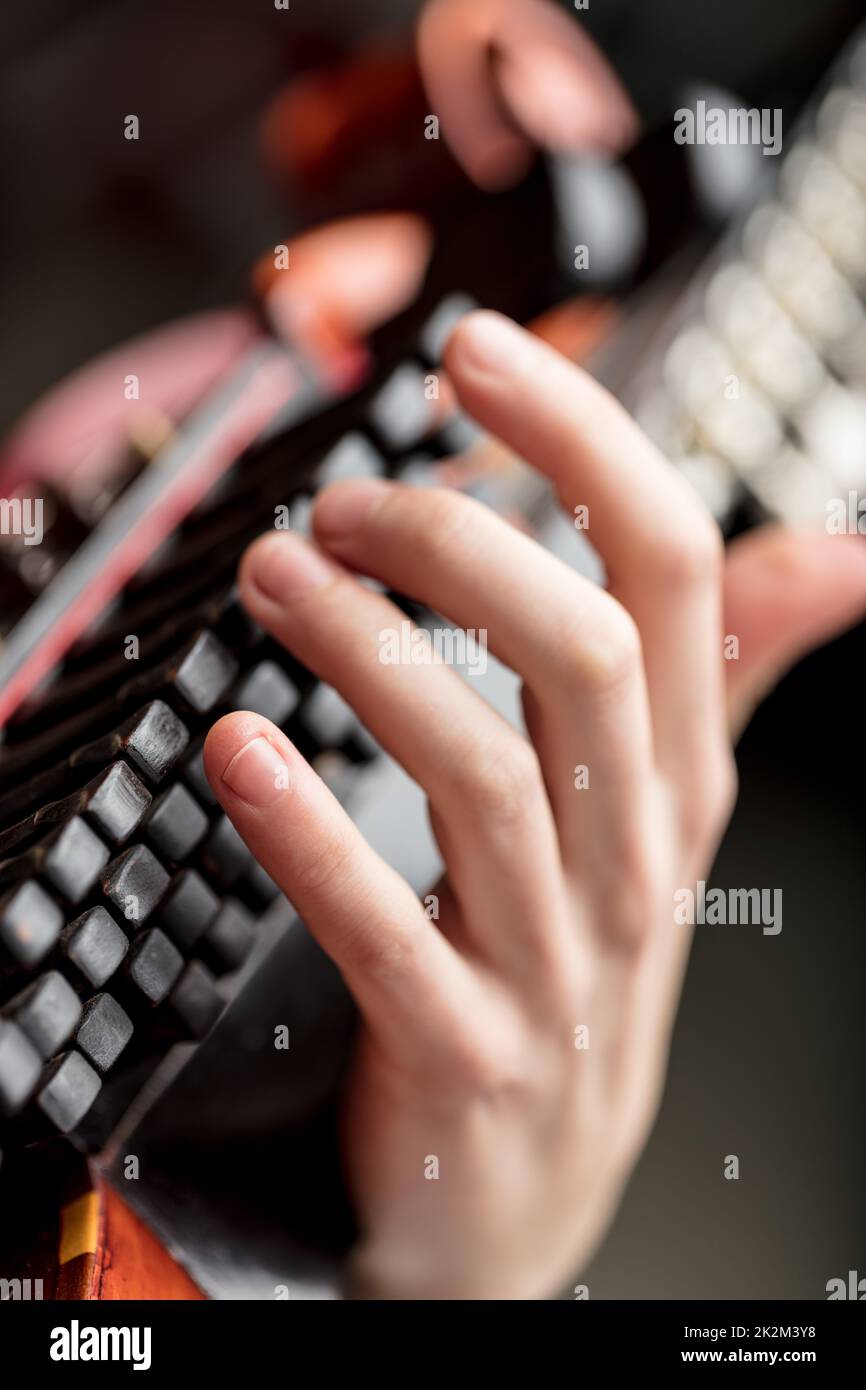 Primo piano sulla mano di una musicista femminile Foto Stock